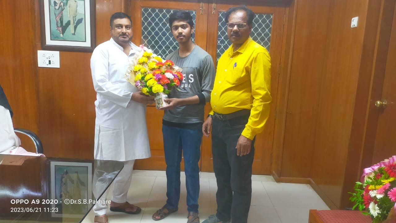 Deshmukh Mustafa Riyaz student of our college scored 99.08 percentile in MHT-CET in the subject Chemistry
