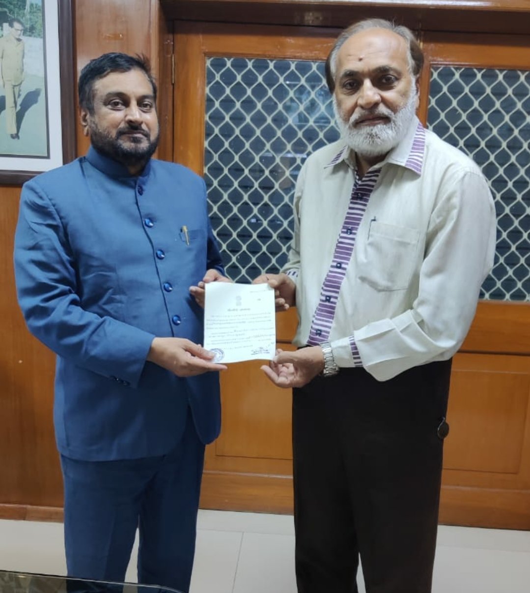 It is a great pleasure for us that our college Alumni Association got permanent registration from Charity Commissioner Aurangabad. Secretary of the Association Dr. Rafiuddin Naser presenting Registration certificate to Principal Dr. Mazahar Ahmad Farooqui.