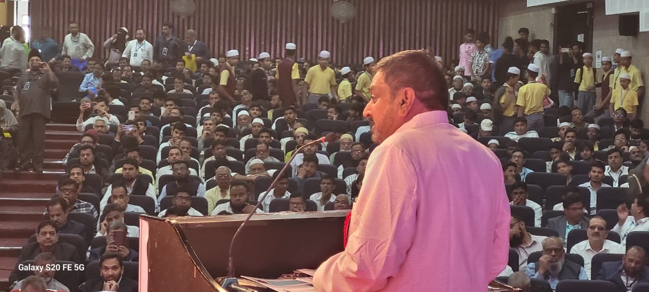 Dr. Mazhar Farooqui Sparks Vision 2050 at AFMI's Convention! ????  ????️ Date: December 30, 2023 ???? Venue: Seminar Hall, Dr. BAMU  Dr. Mazhar Farooqui, Principal of Maulana Azad College, Aurangabad, illuminated the path to Vision 2050 during a thought-provoking address at the American Federation of Muslim of Indian Origin (AFMI) organized convention.  ???? Congratulations to the organizers for choosing such an impactful title for this momentous event!  ???? Dr. Farooqui delved into the concerning trend of low Muslim enrollment in higher education, stressing the urgent need to address this gap.  ???? 