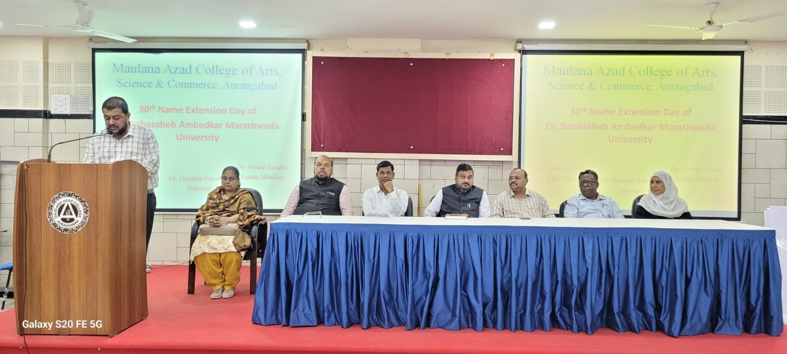 बदल हा निसर्गाचा नियम आहे आणि तो आपण अंगीकारला पाहिजे- प्राचार्य डॉ.मजहर अहमद फारुखी औरंगाबाद-शहरातील मौलाना आझाद महाविद्यालय रोजाबाग येथे डॉ.बाबासाहेब आंबेडकर मराठवाडा विद्यापीठाच्या तिसाव्या नामविस्तार दिनानिमित्त आज एका परिसंवादाचे आयोजन करण्यात आले होते. यावेळी प्रमुख व्याख्याते  डॉ.रमेश औताडे मराठी विभाग प्रमुख संत ज्ञानेश्वर महाविद्यालय सोयगाव हे उपस्थित होते. त्यांनी आपल्या भाषणामध्ये नवीन राष्ट्रीय शैक्षणिक धोरण मधील चांगल्या बाबींवर प्रकाश टाकला तसेच विद्यार्थ्यांसमोरील देखील आव्हने वर देखील विचार व्यक्त केले. मराठी भाषा संवर्धन निमित्त साजरा करण्यात येत असलेल्या पंधरवड्याचे उद्घाटन राज्यपाल नियुक्त विद्यापीठ अधीसभा सदस्य डॉ.अविनाश केंद्रे यांच्या हस्ते पंधरवाड्याचे उद्घाटन करण्यात आले.त्यांनी आपले स्वानुभव यावेळी विशद केले. अध्यक्षीय समारोप करताना नवीन राष्ट्रीय शैक्षणिक धोरणावर बोलताना प्राचार्य डॉ.मजहर फारुकी यांनी सांगितले की बदल हा निसर्गाचा नियम आहे आणि तो आपण स्वीकारला पाहिजे. कार्यक्रमाची सुरुवात प्रा.वकार नदवी यांनी कुराण पठणाने केली त्याचे मराठी भाषांतराचे वाचन प्रा.फेरोज पठाण यांनी केले. प्रा.उमर सरतापे यांनी मराठीत नात सादर केली. पाहुण्यांचा परिचय  डॉ.सादिक अली यांनी करून दिला. कार्यक्रमाचे सूत्रसंचालन प्रा.बाळू गायकवाड यांनी केले आणि आभार प्रा.फेरोज पठाण यांनी मानले. कार्यक्रमाला उपप्राचार्य डॉ.एम. ए.बारी उपप्राचार्य  प्रा. शेख अब्बास,शिक्षक,  शिक्षकेत्तर कर्मचारी यांची लक्षणीय उपस्थिती होती.