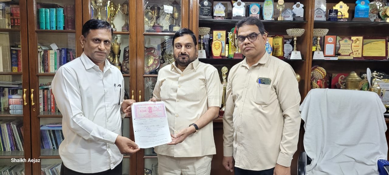 K.S.K College, Beed, and Maulana Azad College, Aurangabad, Forge Strategic Partnership  The Department of Zoology, K.S.K College, Beed, and Maulana Azad College of Arts, Science, and Commerce, Aurangabad, Ch. Sambhajinagar, have entered into a Memorandum of Understanding (MoU) to foster academic collaboration, research exchange, and student curriculum enhancement.  Key Objectives of MoU: - Promote academic excellence through exchange of faculty, students, and research initiatives - Enhance student learning experiences through joint projects, workshops, and seminars - Foster innovation and entrepreneurship through collaborative research and development - Strengthen industry-academia ties through joint conferences, symposia, and publications.