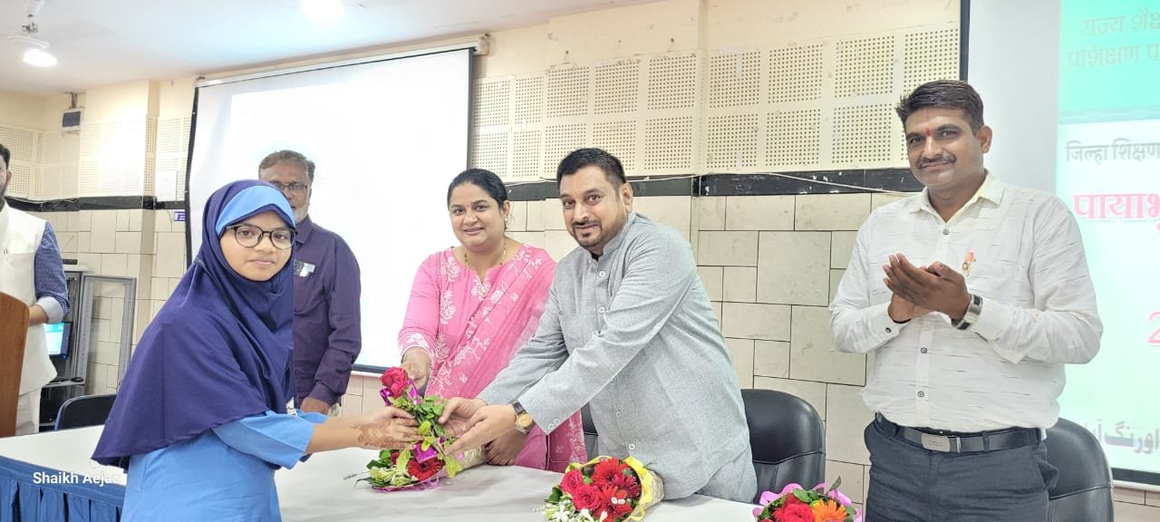     Iqra Respected Dr. Mazhar Farooqui (Principal, Azad College, Aurangabad)  We are grateful and thankful to you for participating in this important gathering of Urdu teachers of Aurangabad district despite your numerous engagements. We acknowledge your scholarly, literary, educational, social, and community services and pray that the Almighty blesses you with good health and a long life.  Your personality serves as a role model for students. Your teaching style opens doors to knowledge and wisdom for learners. Your efforts for the promotion and propagation of the Urdu language and literature are commendable. We pray that you continue to serve the Urdu language and literature in the same way and set new standards of excellence.  With utmost respect and honour, Urdu Teachers, Aurangabad District