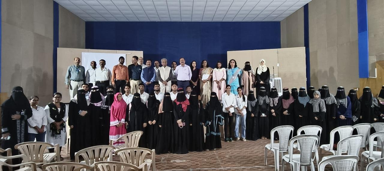 Under the able guidance of Principal Dr. Mazhar Ahmed Farooqui Sir, Today on 14th August Biotech students of Maulana Azad College visited the Government Institute of Science, Chh. Sambhajinagar for an inspiring lecture by Prof. Mahendra Shirsat Dean, Faculty of Science & Technology. They explored Microbiology & Biotechnology departments, witnessed advanced research instruments, and engaged in interactive sessions with senior faculties. This enriching visit was successfully organized through the dedicated efforts of Dr. Reshma Jaweria, Head of the Department. Teaching staff Mrs. Mehvish Fatima and Ms. Saniya Shaikh accompanied and guided the group of 50 enthusiastic students throughout the visit.