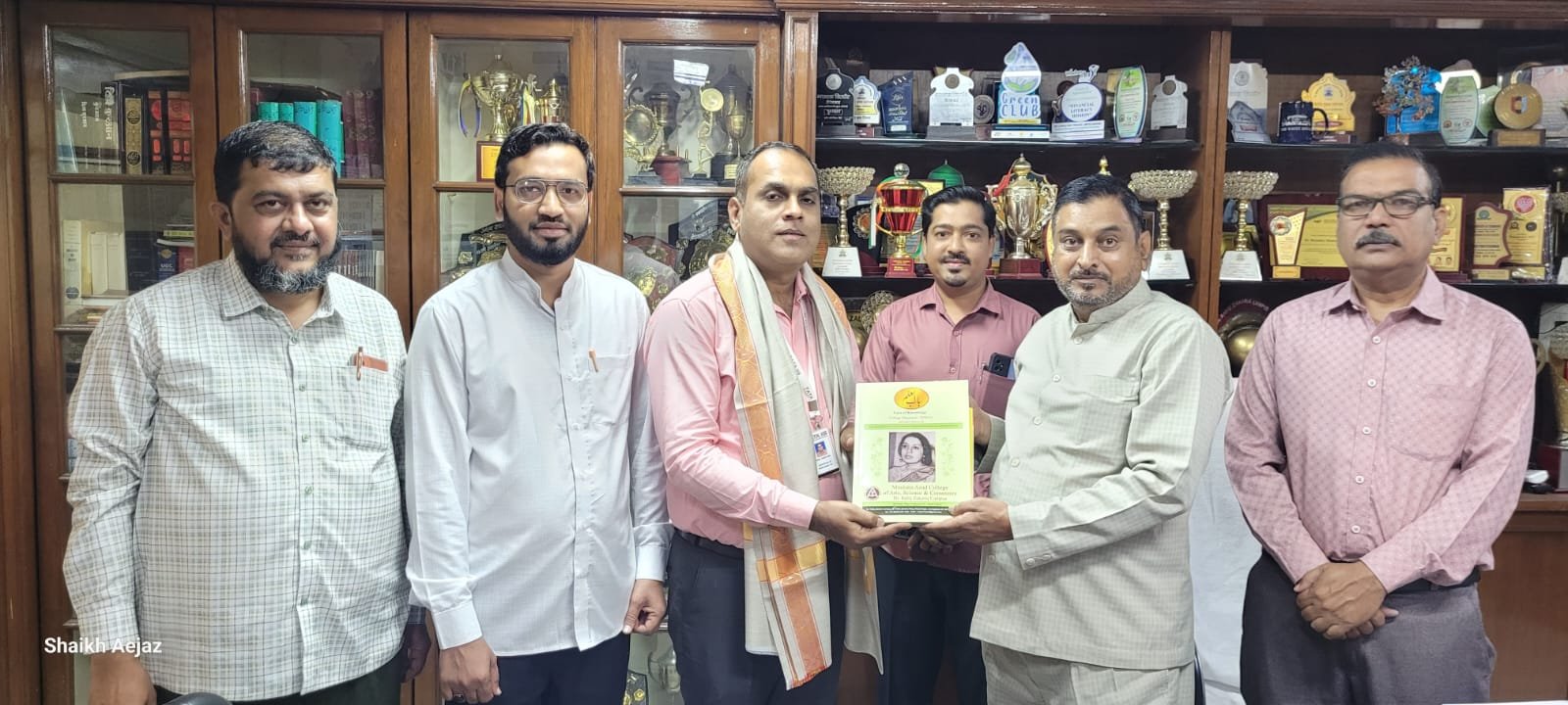 Maulana Azad College hosted Mr. Milind Joshi, Assistant Manager of TATA Indian Institute of Skills (TATA IIS), as part of a Memorandum of Understanding (MoU) between the two institutions. During his visit, Principal Dr. Mazahar Ahmed Farooqui felicitated Mr. Joshi with a college magazine and shawl.  The orientation programme featured a comprehensive briefing by Mr. Joshi on the programme details for the staff. The event was attended by Mr. Sohail Khan, Dr. Syed Abeduddin, Mr. Feroz Pathan, Mr. Ibrahim Khan and other faculty members.