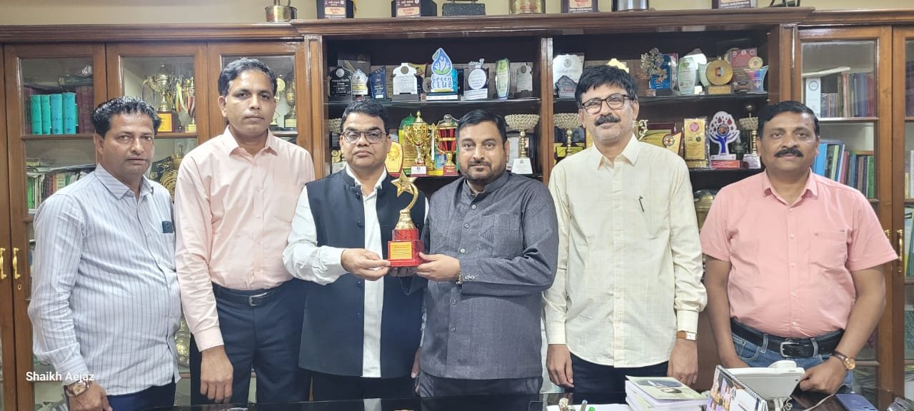 Principal Dr. Mazahar Ahmad Farooqui receiving the trophy on behalf of Maulana Azad College of Arts, Science & Commerce, which has been awarded the “Champion Performance Award” for an Outstanding Entry under the Section: Regular Affiliated Institute, Category: Eco-Social Work Impact, as part of the Institutional Eco-Impact Awards declared on 02-01-2026.  Heartiest congratulations to the Green Audit Committee and the staff members of the college.