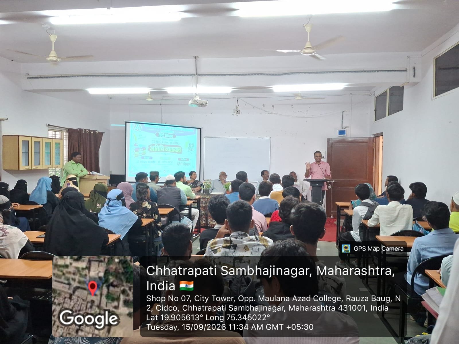 मौलाना आज़ाद कला, विज्ञान एवं वाणिज्य महाविद्यालय, छत्रपति संभाजीनगर के हिंदी विभाग की ओर से हिंदी दिवस के उपलक्ष्य में अतिथि व्याख्यान का आयोजन किया गया। कार्यक्रम में अतिथि व्याख्याता के रूप में डॉ. संतोष तांदळे उपस्थित रहे, जबकि कार्यक्रम की अध्यक्षता महाविद्यालय के प्रधानाचार्य डॉ. मकदूम फारुकी ने की। अपने व्याख्यान में डॉ. संतोष तांदळे ने हिंदी भाषा के महत्व, वर्तमान समय में हिंदी की उपयोगिता तथा विद्यार्थियों के शैक्षणिक एवं व्यावसायिक जीवन में हिंदी की भूमिका पर महत्वपूर्ण विचार प्रस्तुत किए। उन्होंने विद्यार्थियों से हिंदी भाषा के अध्ययन के साथ-साथ उसके व्यावहारिक प्रयोग को बढ़ावा देने का आह्वान किया। कार्यक्रम की अध्यक्षता करते हुए प्रधानाचार्य डॉ. मकदूम फारुकी ने हिंदी दिवस की शुभकामनाएँ देते हुए कहा कि हिंदी केवल अभिव्यक्ति का माध्यम नहीं, तो हिंदी रोजगार का साधन भी है। उन्होंने विद्यार्थियों को हिंदी के प्रति रुचि विकसित करने, उसके अधिक से अधिक व्यवहारिक प्रयोग तथा  साहित्यिक संसार से जुड़ने का संदेश दिया। कार्यक्रम में महाविद्यालय के प्राध्यापकगण एवं विद्यार्थी बड़ी संख्या में उपस्थित रहे। हिंदी विभाग की ओर से कार्यक्रम का सफल आयोजन किया गया।