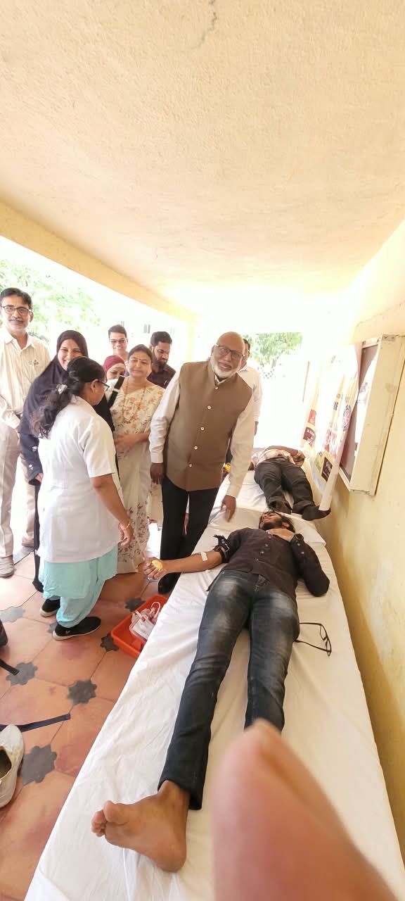On occasion of NSS day Maulana Azad College NSS Unit organised Blood Donation camp in Association with Dr Rafiq Zakaria College for Women and Government Medical College and Hospital (Ghati). Principal Dr Maqdoom Farooqui sir was the president of the inauguration program and guided the event.  Also I/C Principal Dr. Vidya Pradhan, Dr. Rafiq Zakaria College for Women; Vice Principal Dr. Arif Pathan, IQAC Coordinator Dr. J D Shaikh, Dr Atheruddin Quadri, NSS PO Dr Shaikh Musak Rajjak, Dr. Shahela Yasmeen Khan, Dr. Mohd. Mukhtar, Dr. Abhishek Kendre (Ghati) were present.