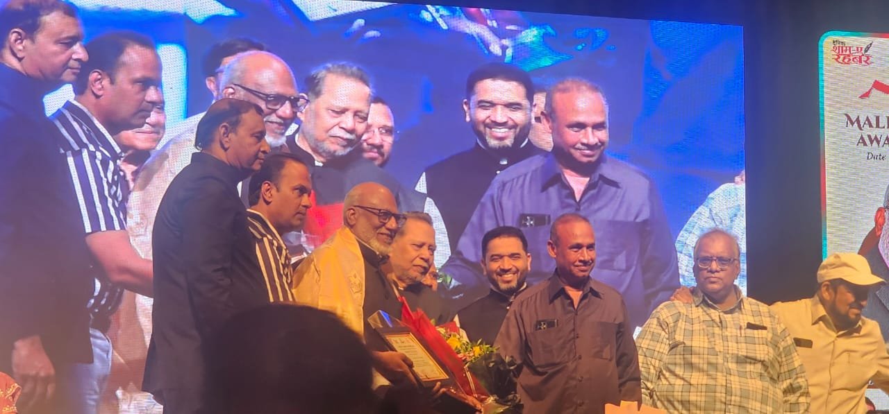 Dr. Maqdoom Farooqui Honoured with Malik Ambar Award  On the 18th anniversary of Sham-e-Rahebar, Principal of Maulana Azad College and General Secretary of Maulana Azad Education Society, Dr. Maqdoom Farooqui was conferred the prestigious Malik Ambar Awar